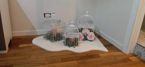 two birds in a room with flowers in them at Dimora Italia in Campobasso
