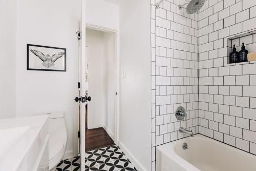 Gallery image of Spotless Modern Home Close to LAX & Sofi Stadium in Inglewood