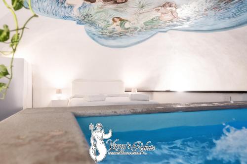 un dormitorio con una pintura de una sirena en la pared en Vinny's Relais - Deluxe rooms & Suite en Vietri