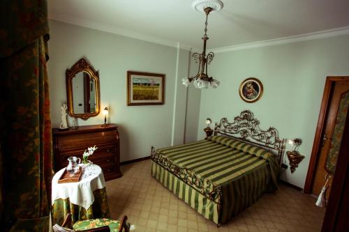 A bed or beds in a room at La Quercia Antica B&B