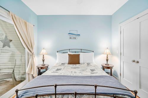 um quarto com uma cama grande e 2 candeeiros em Beachcomber Cottage em Union Pier