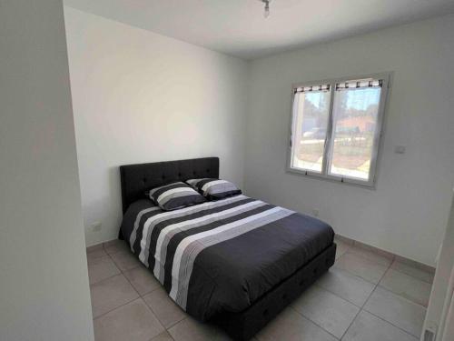 sypialnia z łóżkiem z czarno-białym kocem w obiekcie Maison familiale contemporaine neuve à Bergerac w mieście Bergerac