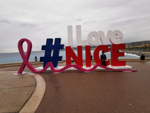 un grand panneau indiquant l'île amoureuse sur une plage dans l'établissement Studio Place Massena, à Nice