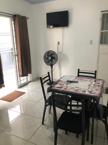 uma sala de jantar com uma mesa e cadeiras e uma televisão em Lindo Apartamento ! em Manaus