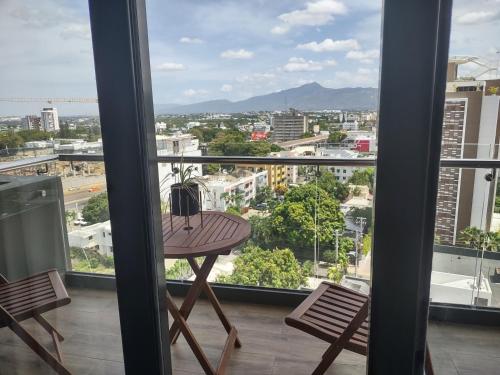 - une table sur un balcon avec vue sur la ville dans l'établissement Torre Rialto, à Santiago de los Caballeros