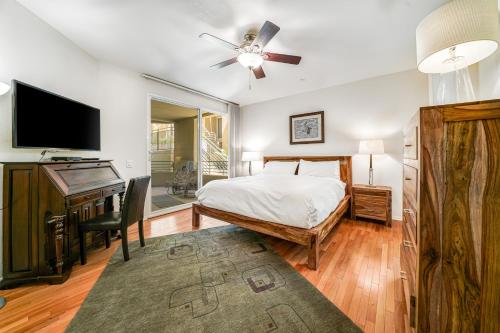 Ένα ή περισσότερα κρεβάτια σε δωμάτιο στο Ocean Pointe Getaway Coastal condo with ocean-view pool, private patio, grill, & AC - walk to beach