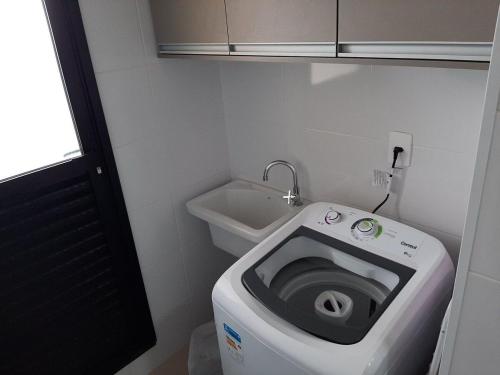 uma pequena casa de banho com WC e lavatório em Nova Aliança 66-wifi-estacionamento-pet friendly em Ribeirão Preto