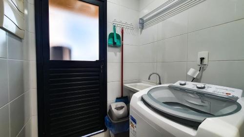 uma casa de banho com um lavatório e um WC. em Nova aliança 56 -wifi -estacionamento -3 hóspedes em Ribeirão Preto