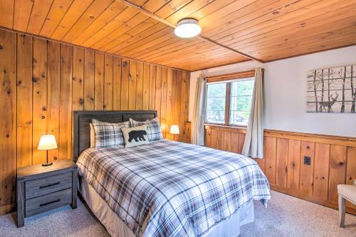 - une chambre avec un lit et un mur en bois dans l'établissement Beautiful Carriage House with Central Location!, à Jackson