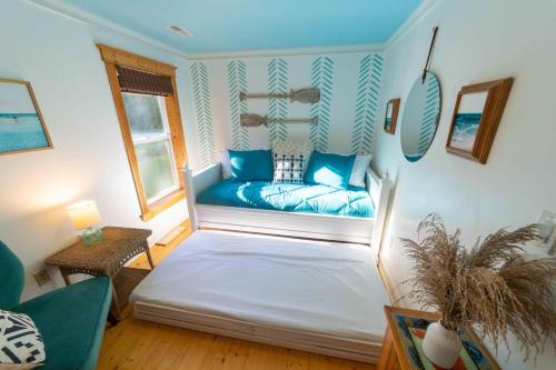 Кровать или кровати в номере The charming Glenn Cottage! Walk to Lake Michigan!