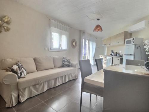 Η κουζίνα ή μικρή κουζίνα στο Charmant logement avec piscine