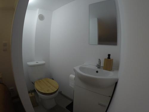 uma casa de banho branca com um WC e um lavatório em Casa Cereja em Pêro Viseu