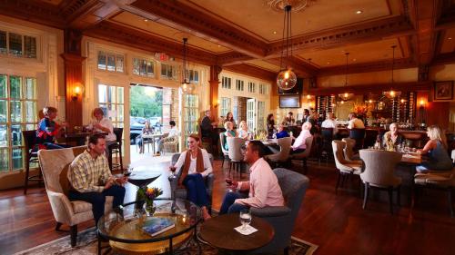 eine Gruppe von Personen, die in einem Restaurant sitzen in der Unterkunft Ledson Hotel & Zina Lounge in Sonoma