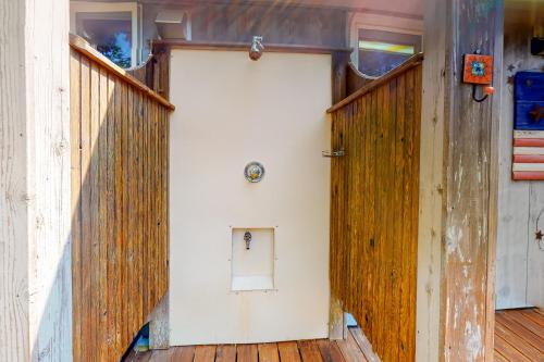 una puerta abierta en un edificio con una valla de madera en Sea House, en Chatham