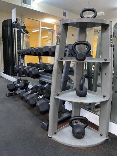 Fitness centrum a/nebo fitness zařízení v ubytování Modern Townhouse with Pool Close to Disney & Silver Spurs Arena