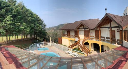 an aerial view of a house with a swimming pool at Pousada Hinckel in Alfredo Wagner