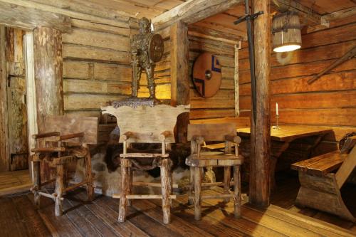a room with a table and chairs in a cabin at Viikingite küla in Saula
