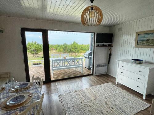 een woonkamer met een tafel en uitzicht op een balkon bij Künkaotsa in Värati