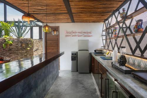 een keuken met een koelkast en een aanrecht bij Unique 6BR townhouse,12ppl, Private rooftop pool in Tulum