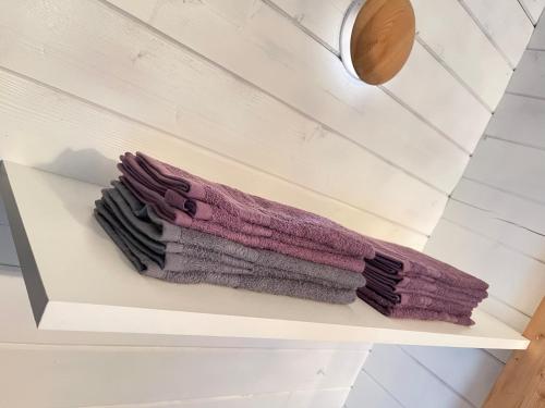 - une étagère avec 4 serviettes de toilette de couleur différente dans l'établissement Künkaotsa, à Värati
