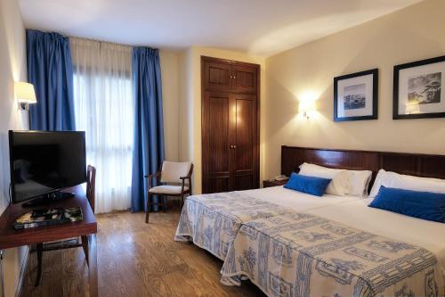Postel nebo postele na pokoji v ubytování Hotel y Apartamentos Arias