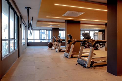 Gimnasio o instalaciones de fitness en el estudio 23ª planta con piscina climatizada y aire acondicionado