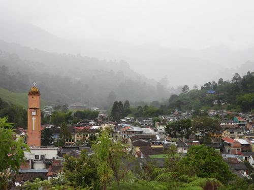 a town with a clock tower in a city at Finca TRADICIONAL EL OTOÑO in Pijao