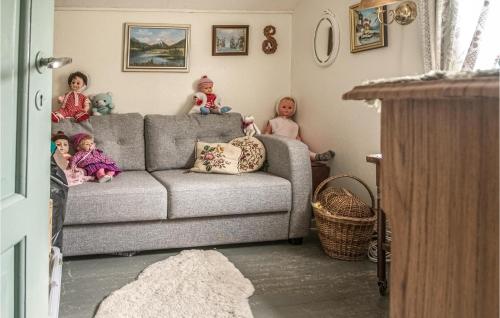 un grupo de niños sentados en un sofá en una sala de estar en Amazing Home In Ytterøy With Wifi, en Ytteroy