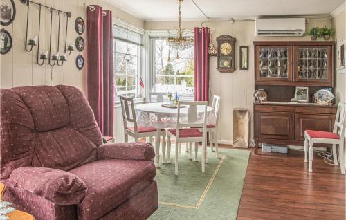 Una sala de estar con un sofá, una mesa y sillas. en Amazing Home In Ytterøy With Wifi, en Ytteroy