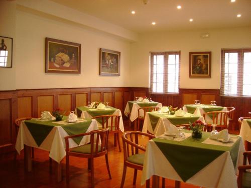 Restaurant ou autre lieu de restauration dans l'établissement Hotel Vale Verde