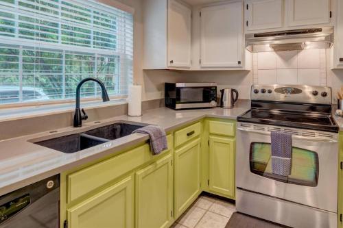 Cuisine ou kitchenette dans l'établissement Getaway to iki Tampa is an End Unit Townhome - Close to Tampa Bay & Downtown - Minutes to Airport
