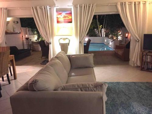 Χώρος καθιστικού στο Nanpa, Luxury Family Three Bed Villa, St James West coast, Private pool