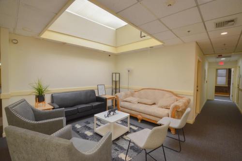 a living room with couches and chairs at Michie House in College Hill in Providence