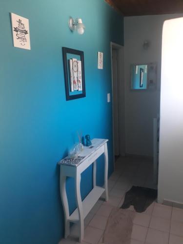pared azul con lavabo blanco en una habitación en Departamentos Ale y Cris Cheverrier 304 en Tandil