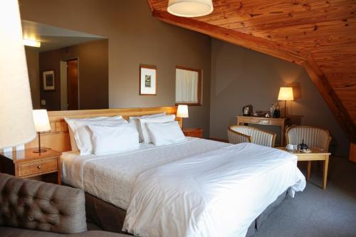 Una cama o camas en una habitación de Los Cerros del Chaltén Boutique Hotel