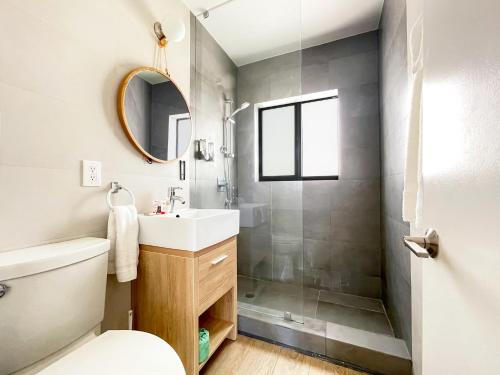 好萊塢的住宿－The Delmar，浴室配有卫生间、盥洗盆和淋浴。