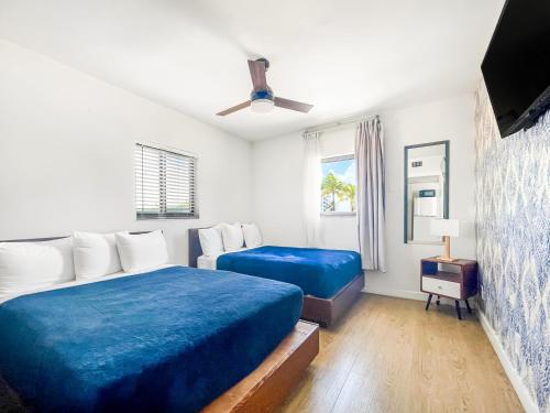 1 dormitorio con 2 camas y ventilador de techo en The Delmar, en Hollywood