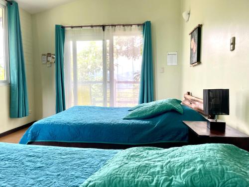 a bedroom with two beds and a window at Rinconcito Verde in Ujarrás