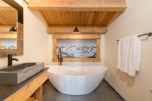 baño con bañera grande y lavamanos en Bear Lodge with private Pool, Hottub, and Sauna!, en Hailey