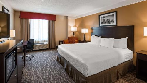 um quarto de hotel com uma cama grande e uma secretária em Best Western Plus Peoria em Peoria