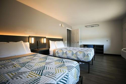 una habitación de hotel con 2 camas en una habitación en Motel 6-Sacramento, CA - Old Sacramento North, en Sacramento