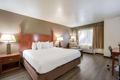 Кровать или кровати в номере SureStay Plus by Best Western Lawton