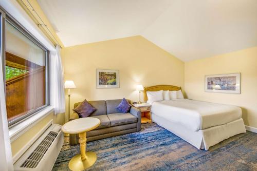 een hotelkamer met een bed en een bank bij Kootenay Lakeview Resort BW Signature Collection in Balfour