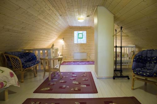 um quarto com duas cadeiras e um tapete no chão em Vanha Väätänen Cottage em Väätänen