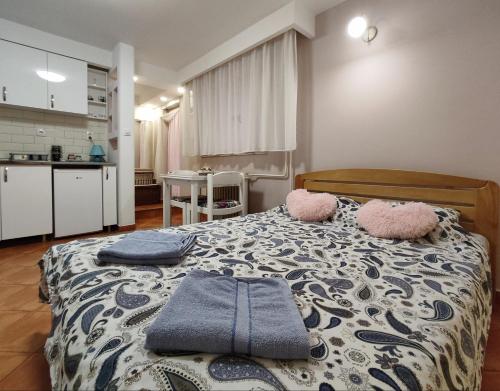 um quarto com uma cama com duas almofadas em Ada Belgrade Apartment em Belgrado