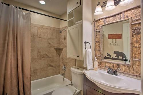 y baño con lavabo, aseo y espejo. en Spacious Ranch Home in Historic Waxahachie!, en Waxahachie
