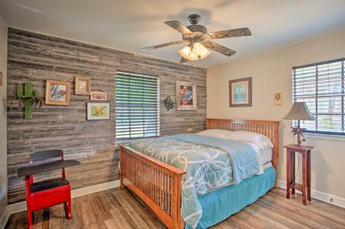 una camera con letto e ventilatore a soffitto di Spacious Ranch Home in Historic Waxahachie! a Waxahachie