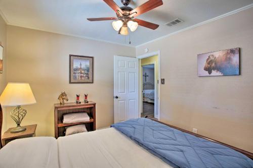 Ένα ή περισσότερα κρεβάτια σε δωμάτιο στο Home in Historic Waxahachie with Yard and Patio!