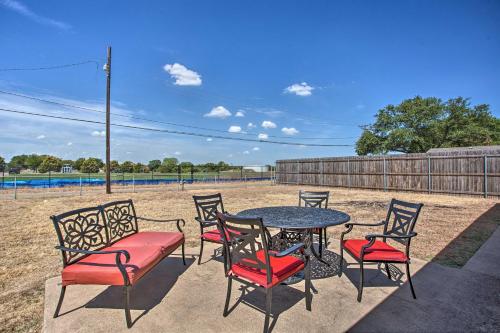Φωτογραφία από το άλμπουμ του Home in Historic Waxahachie with Yard and Patio! σε Waxahachie