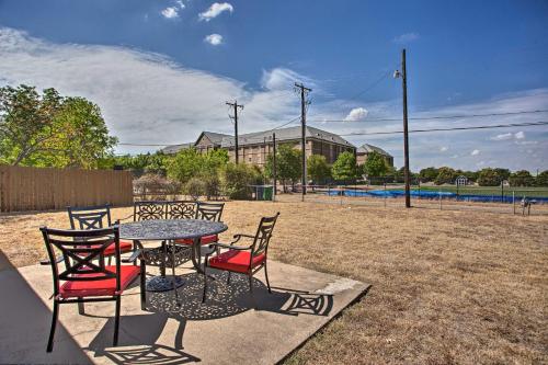 Πισίνα στο ή κοντά στο Home in Historic Waxahachie with Yard and Patio!